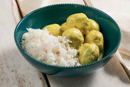 Almôndegas de peru ao leite de coco e curry