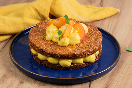 Bolo de frutas secas com creme de limão