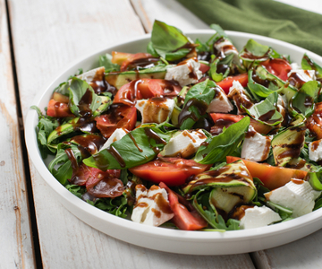 Salada de abobrinha grelhada com tomates, rúcula e primosale
