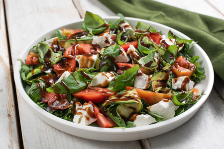 Salada de abobrinha grelhada com tomates, rúcula e primosale