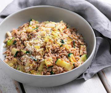 Salada de farro com abobrinhas grelhadas e amêndoas