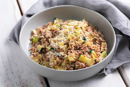 Salada de farro com abobrinhas grelhadas e amêndoas