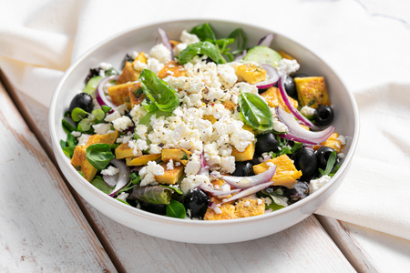 Salada grega com frittata
