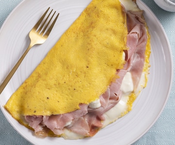 Omelete com stracchino e presunto cozido