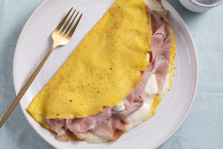 Omelete com stracchino e presunto cozido