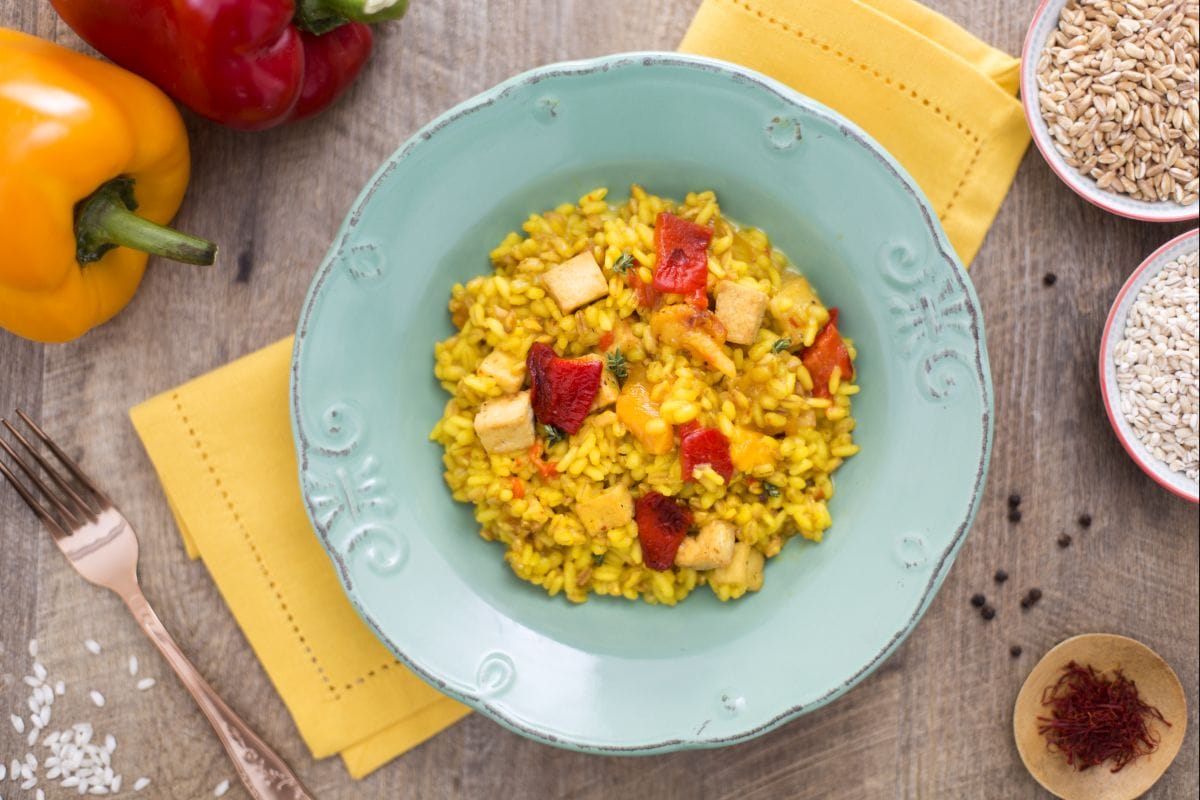 Arroz, cevada e farro em molho de pimentões e tofu