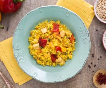 Arroz, cevada e farro em molho de pimentões e tofu
