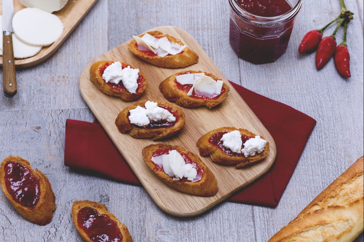 Crostini com ricota e geleia de pimenta
