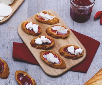 Crostini com ricota e geleia de pimenta