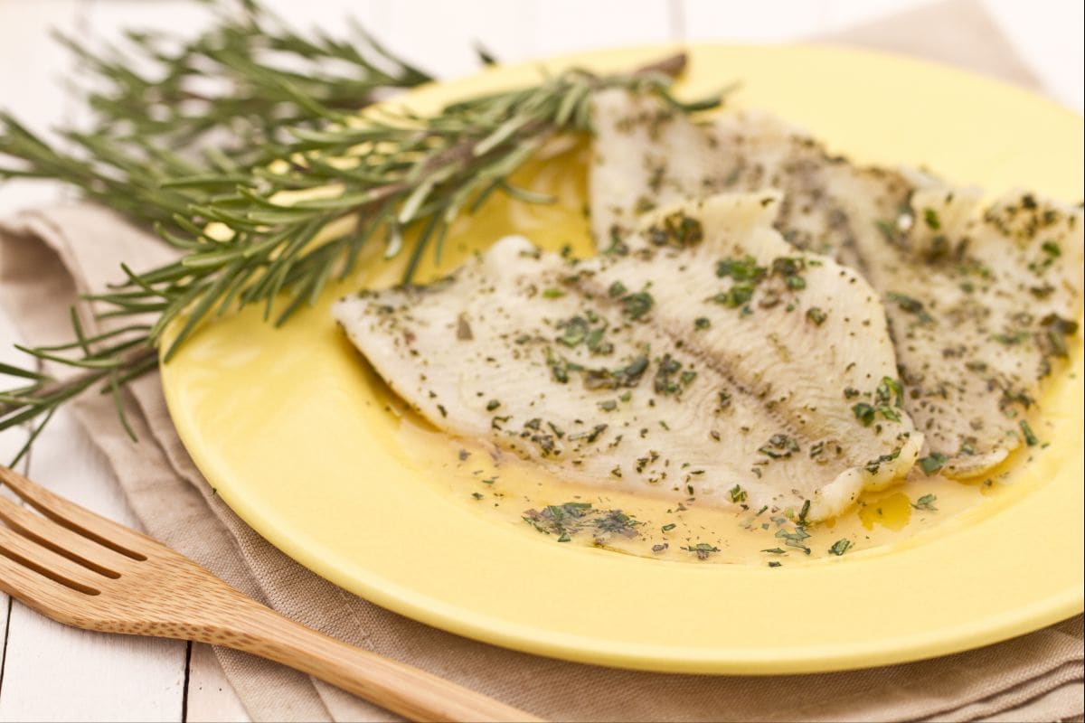 Filé de linguado com mel e ervas aromáticas