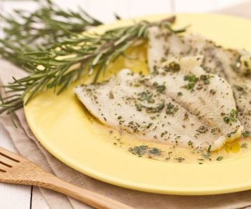 Filé de linguado com mel e ervas aromáticas