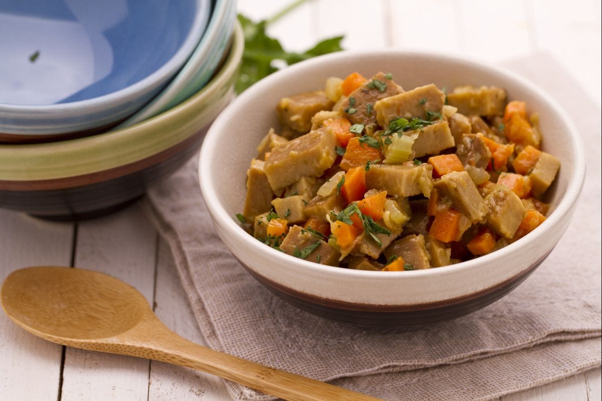 Ensopado de seitan com legumes cozidos