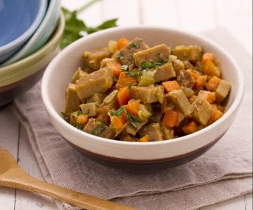 Ensopado de seitan com legumes cozidos