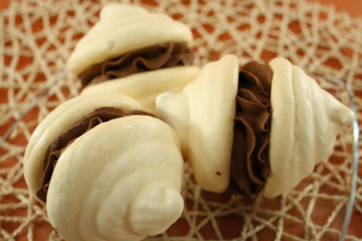 Merengues duplos com chantilly de cacau