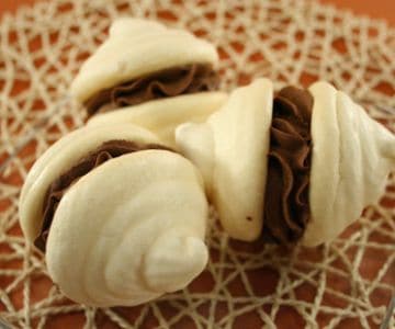 Merengues duplos com chantilly de cacau