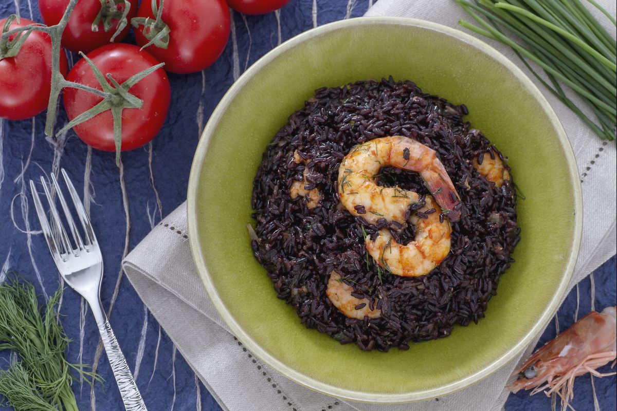 Arroz venere com rabos de camarão