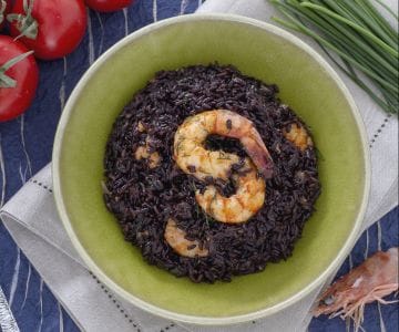 Arroz venere com rabos de camarão