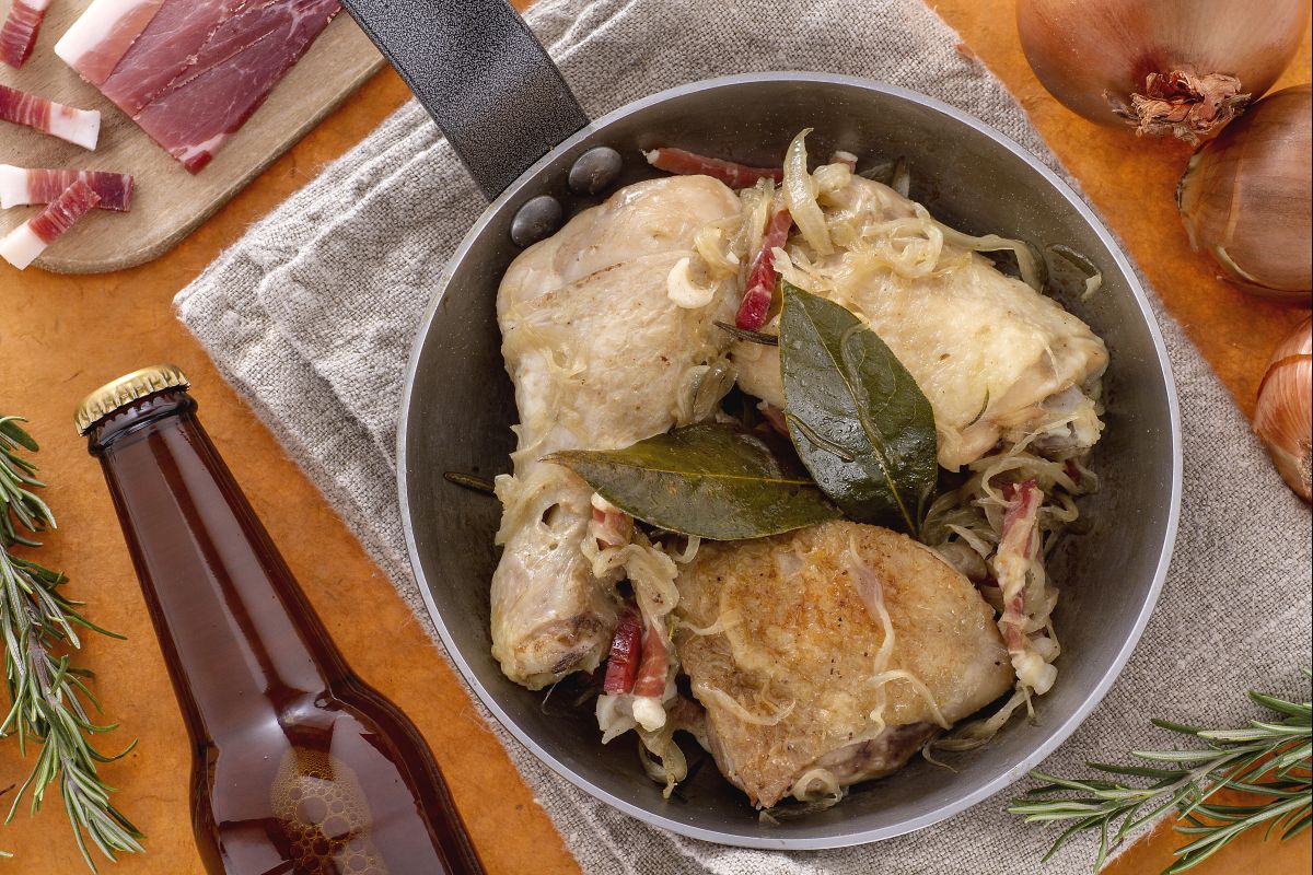 Frango na cerveja com cebolas e bacon
