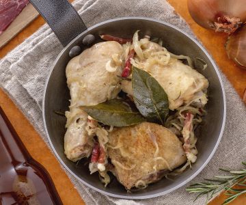Frango na cerveja com cebolas e bacon