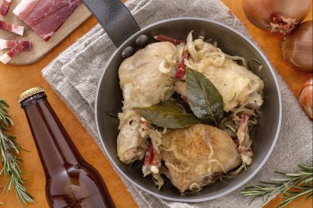 Frango na cerveja com cebolas e bacon