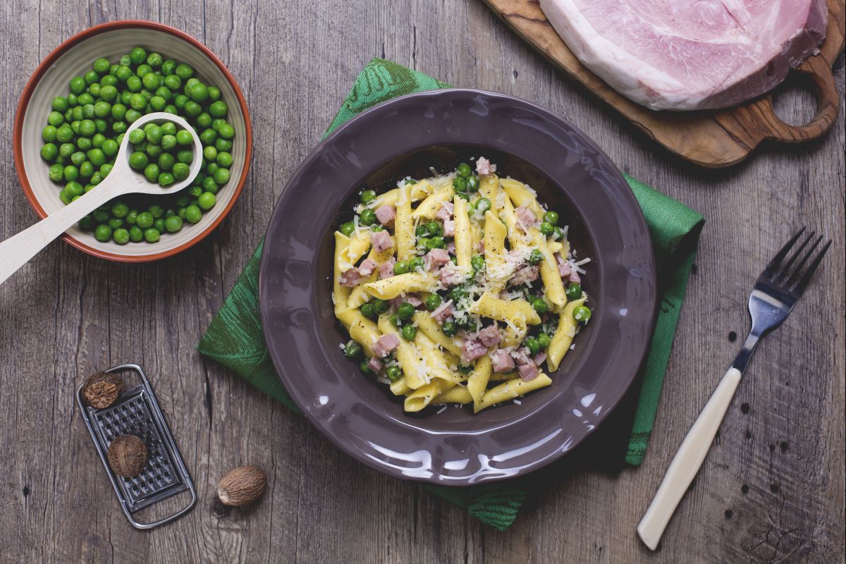 Garganelli com creme de leite, presunto e ervilhas