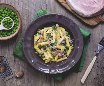 Garganelli com creme de leite, presunto e ervilhas