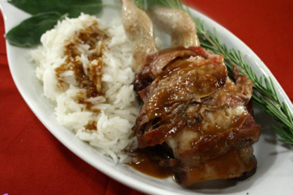 Codornas com manto de bacon e arroz