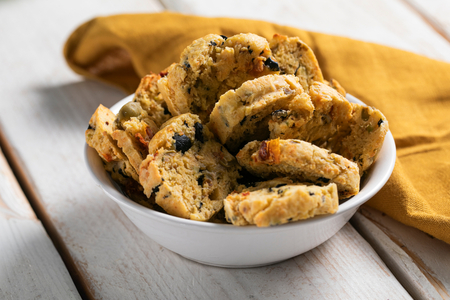 Biscoitos salgados com azeitonas