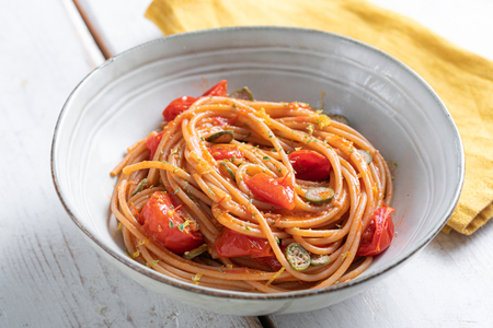 Espaguete com tomate-cereja e alcaparras