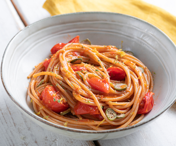Espaguete com tomate-cereja e alcaparras