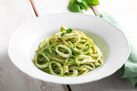 Macarrão com pesto e lulas