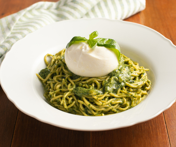 Tajarin com pesto de manjericão e burrata