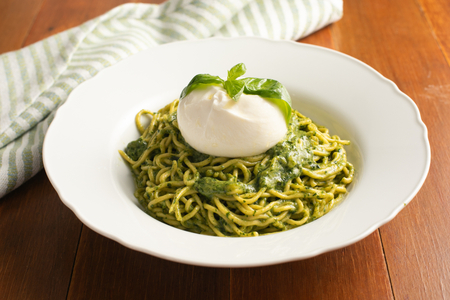 Tajarin com pesto de manjericão e burrata