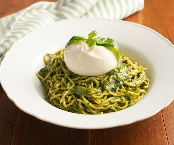 Tajarin com pesto de manjericão e burrata