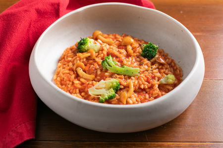 Risoto de tomate com brócolis e cogumelos