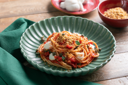 Spaghetti ao molho de tomate com nózinhos de mussarela