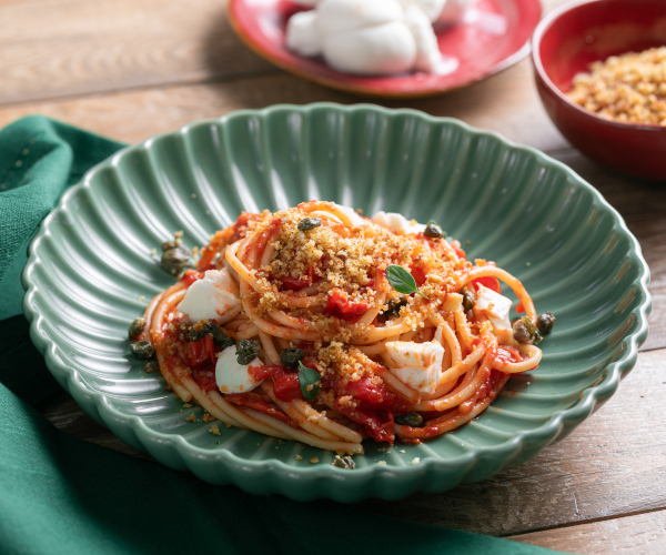 Spaghetti ao molho de tomate com nózinhos de mussarela