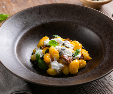 Nhoque de abóbora com porcini e burrata