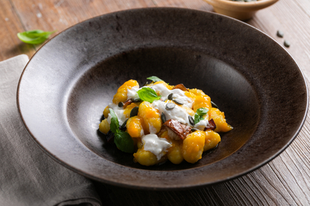 Nhoque de abóbora com porcini e burrata