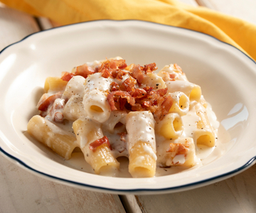 Macarrão com creme de parmesão e speck