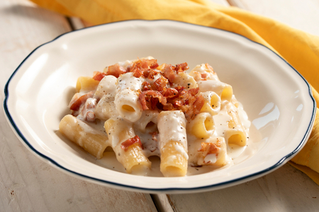 Macarrão com creme de parmesão e speck
