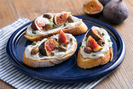 Bruschettas veganas com figos