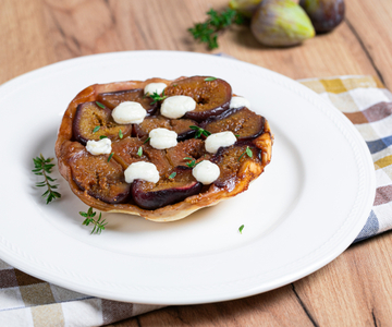 Tatin de figos com creme de parmesão