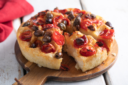 Focaccia na airfryer com tomatinhos e azeitonas