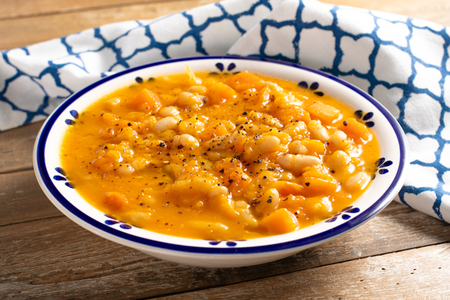 Sopa de abóbora e feijão