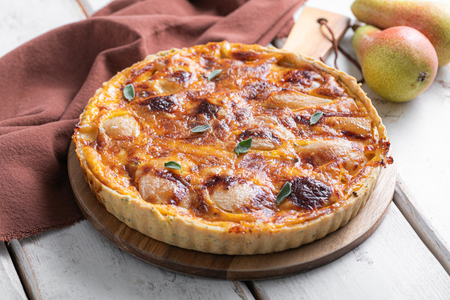 Quiche de pera, sálvia e fontina