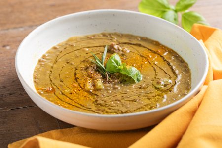 Sopa de lentilhas com cúrcuma e gengibre