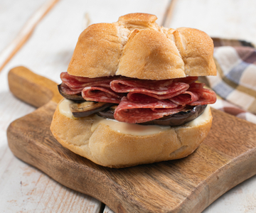 Sanduíche de salame com creme de provolone e berinjela grelhada