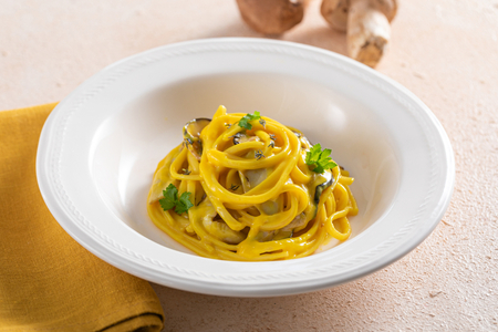 Macarrão com porcini e açafrão