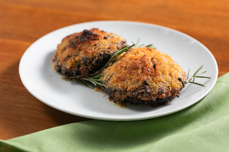 Cogumelos portobello recheados vegetarianos